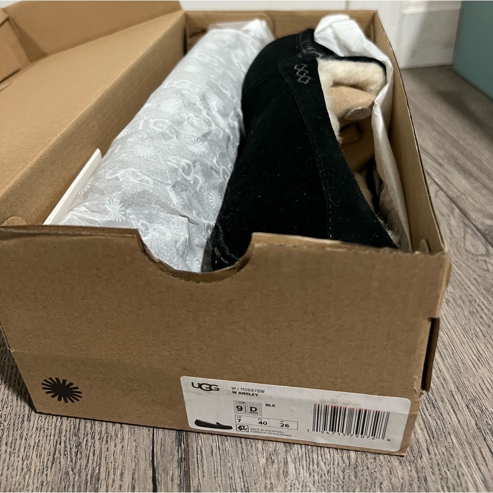 Brand new size 9 Ansley Ugg’s , still in the box only tried on.